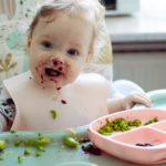 Cosas extrañas que hacen los bebés con la comida (y son normales)